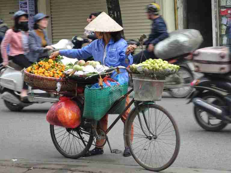 3 weeks in Vietnam itinerary Hanoi street seller