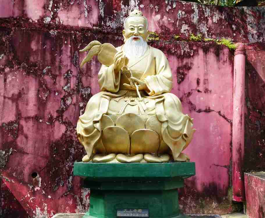 Buddha statue with a long beard at the 10 Thousand Buddhas monastery
